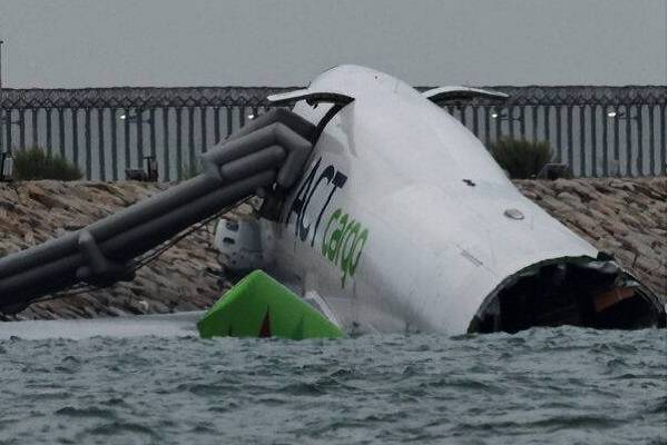 Boeing 747 de AirACT choca con vehículo y cae al mar en el Aeropuerto de Hong Kong. Dos muertos. Continúa ciclón tropical Fengshen