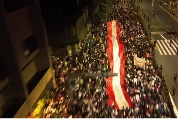 Masiva protesta contra José Jerí en Lima. Exigen investigación exhaustiva tras deceso por presunto disparo de policía encubierto