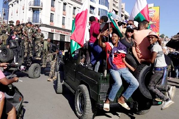 Madagascar: Militares disuelven instituciones. Gobierno interino. Referéndum constitucional y elección de autoridades bajo supervisión