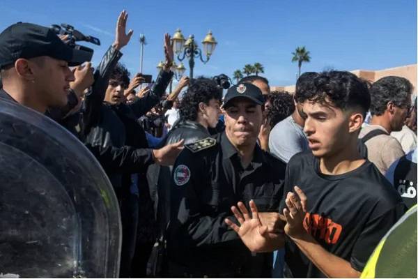 La noche del miércoles la policía abrió fuego contra manifestantes, escalando la situación ya tensa en en Marruecos