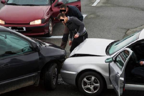 Legisladores mexiquenses aprobaron se castigue con 3 mil días multa a quienes incurran en esta practica. Montachoques equiparado a extorsión