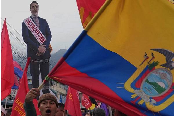 Presidente Noboa de Ecuador ileso. Unas 500 personas se congregaron y algunos lanzaron piedras. Van 16 días de protestas