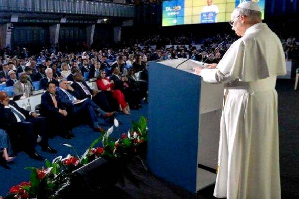 Papa León XIV denuncia "estrategia cruel" e "insensibilidad imperante" ante 673 millones de personas que pasan hambre.