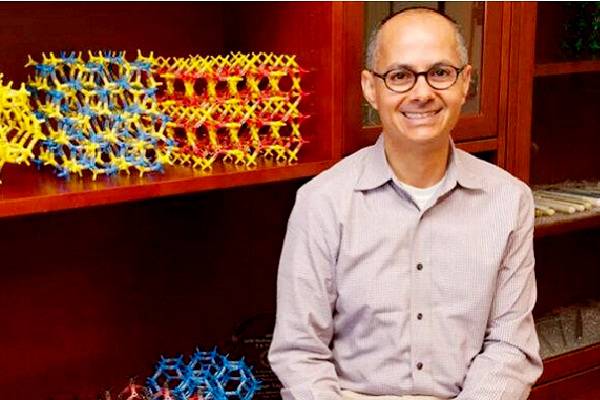 Crear armazones metalorgánicos: estructuras capaces de recoger agua o guardar hidrógeno, el motivo del galardón Nobel