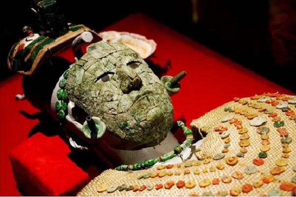 Mujeres: Cuatro exposiciones de arte mexica, zapoteca, maya, huasteca, olmeca, teotihuacana, totonaca, nahua, tsotsil, mixteca y wixárika