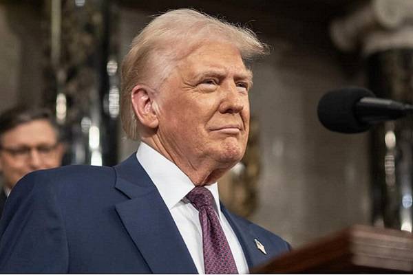 El mandatario ha tenido posiciones encontradas al respecto. Pero en reunión con demócratas, exhibió gorras de "Trump 2028"