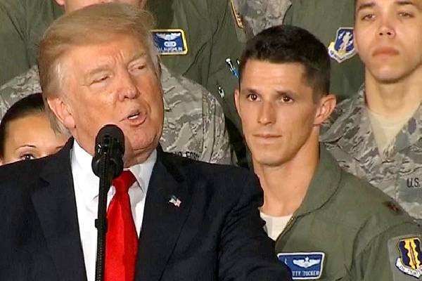 el ejército israelí continúa matando civiles alrededor de las “líneas de redespliegue”. Ø Desde el 10 de octubre, al menos 15 palestinos han sido asesinados a tiros en zonas cercanas a las tropas israelíes restantes. Ø El ejército israelí sigue controlando más del 50% de Gaza mientras cientos de miles de palestinos están regresando a zonas de las que fueron desplazados. Ø Atacar a civiles que no participan directamente en las hostilidades constituye un crimen de guerra, independientemente del lugar del incidente y su proximidad a la línea de despliegue acordada.