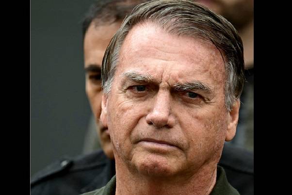 Prisión preventiva a Jair Bolsonaro por dañar tobillera electrónica. Lo hizo por vergüenza según familiares, prófugo frustrado dicen en redes