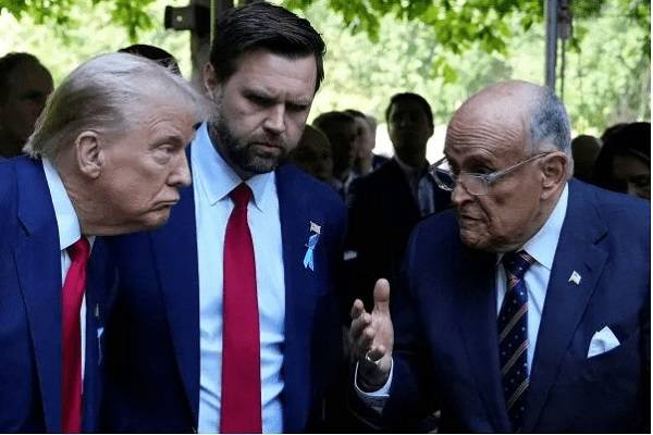 Trump indulta a Giuliani y ataca dos barcos en el Caribe