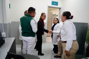 Trabajadores del IMSS rechazan aumento salarial de 6.8%; Sheinbaum ordena renegociar la propuesta Por Adrián Martínez Arana Este 15 de octubre, durante la Mañanera del Pueblo, Claudia Sheinbaum, presidenta de México, instruyó a Zoé Robledo, director general del Instituto Mexicano del Seguro Social (IMSS), a establecer una nueva mesa de trabajo con el Sindicato Nacional de Trabajadores del Seguro Social (SNTSS) para renegociar a una nueva propuesta salarial para el periodo 2026-2027. Anteriormente, el pasado 14 de octubre, la mayoría del personal participante votó en contra del incremento global del 6.8%. Dicha propuesta desglosaba un aumento del 2.9% al salario tabular y un 3.9% en prestaciones; no obstante, el margen de diferencia en los resultados aún no se han hecho públicos. Sheinbaum pide renegociar aumento salarial con trabajadores del IMSS / Gobierno de México Prevalece el “no” y la dirigencia reconoce el resultado La mayoría de quienes participaron en la consulta sobre el aumento salarial, realizada este miércoles, votó en contra de la propuesta, según reconoció el secretario general del sindicato, Rafael Olivos Hernández. Los resultados, dijo, “son claros, la mayoría de quienes participaron decidió no aprobar la propuesta salarial”, y señaló que la dirigencia del SNTSS respetaría la decisión y solicitaría retomar las negociaciones con el Instituto para revisar las alternativas disponibles. Olivos, sin embargo, no presentó un escrutinio detallado con el total de votos a favor, en contra y nulos. La propuesta, sometida a votación durante el Congreso Nacional Ordinario del SNTSS, celebrado el 11 de septiembre en Playa del Carmen, Quintana Roo, contemplaba un incremento de 2.9% al salario tabular y 3.9% en prestaciones, para alcanzar un aumento global de 6.8 por ciento. Sheinbaum instruye a Robledo negociar nueva propuesta Durante su conferencia matutina de este jueves, la presidenta Sheinbaum solicitó al IMSS abrir una nueva mesa de trabajo con la representación sindical para analizar alternativas que permitan mejorar la oferta salarial y atender las inconformidades de los trabajadores. Zoé Robledo estaría revisando el asunto entre hoy y mañana, con el propósito de encontrar una propuesta que pueda beneficiar al personal. “Tiene que haber una prórroga por parte del sindicato, si así lo decide, e iniciar una nueva mesa de trabajo para poder dar distintas alternativas”, señaló la mandataria. Sobre las posibilidades de mejorar el ofrecimiento, Sheinbaum dijo que la nueva propuesta deberá ajustarse a las capacidades del Instituto: “Todo tiene que estar en el marco de lo posible”.