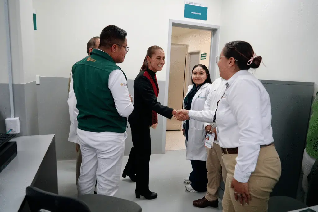 Trabajadores del IMSS rechazan aumento salarial de 6.8%; Sheinbaum ordena renegociar la propuesta Por Adrián Martínez Arana Este 15 de octubre, durante la Mañanera del Pueblo, Claudia Sheinbaum, presidenta de México, instruyó a Zoé Robledo, director general del Instituto Mexicano del Seguro Social (IMSS), a establecer una nueva mesa de trabajo con el Sindicato Nacional de Trabajadores del Seguro Social (SNTSS) para renegociar a una nueva propuesta salarial para el periodo 2026-2027. Anteriormente, el pasado 14 de octubre, la mayoría del personal participante votó en contra del incremento global del 6.8%. Dicha propuesta desglosaba un aumento del 2.9% al salario tabular y un 3.9% en prestaciones; no obstante, el margen de diferencia en los resultados aún no se han hecho públicos. Sheinbaum pide renegociar aumento salarial con trabajadores del IMSS / Gobierno de México Prevalece el “no” y la dirigencia reconoce el resultado La mayoría de quienes participaron en la consulta sobre el aumento salarial, realizada este miércoles, votó en contra de la propuesta, según reconoció el secretario general del sindicato, Rafael Olivos Hernández. Los resultados, dijo, “son claros, la mayoría de quienes participaron decidió no aprobar la propuesta salarial”, y señaló que la dirigencia del SNTSS respetaría la decisión y solicitaría retomar las negociaciones con el Instituto para revisar las alternativas disponibles. Olivos, sin embargo, no presentó un escrutinio detallado con el total de votos a favor, en contra y nulos. La propuesta, sometida a votación durante el Congreso Nacional Ordinario del SNTSS, celebrado el 11 de septiembre en Playa del Carmen, Quintana Roo, contemplaba un incremento de 2.9% al salario tabular y 3.9% en prestaciones, para alcanzar un aumento global de 6.8 por ciento. Sheinbaum instruye a Robledo negociar nueva propuesta Durante su conferencia matutina de este jueves, la presidenta Sheinbaum solicitó al IMSS abrir una nueva mesa de trabajo con la representación sindical para analizar alternativas que permitan mejorar la oferta salarial y atender las inconformidades de los trabajadores. Zoé Robledo estaría revisando el asunto entre hoy y mañana, con el propósito de encontrar una propuesta que pueda beneficiar al personal. “Tiene que haber una prórroga por parte del sindicato, si así lo decide, e iniciar una nueva mesa de trabajo para poder dar distintas alternativas”, señaló la mandataria. Sobre las posibilidades de mejorar el ofrecimiento, Sheinbaum dijo que la nueva propuesta deberá ajustarse a las capacidades del Instituto: “Todo tiene que estar en el marco de lo posible”.