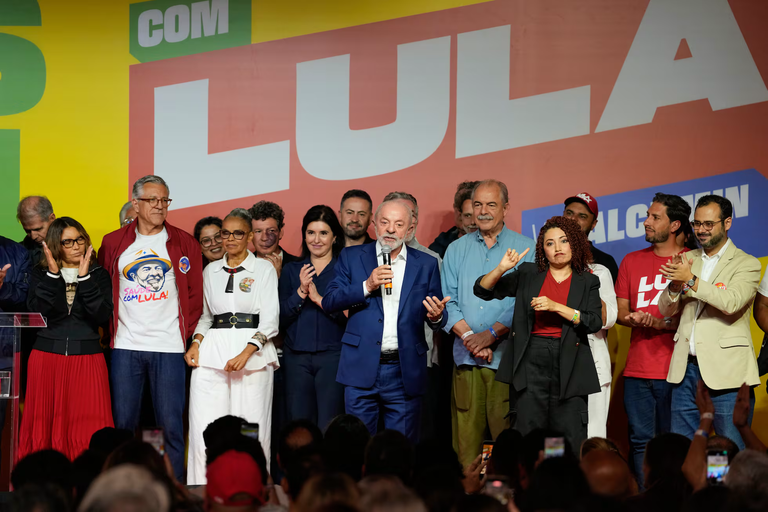 Lula presentando su discurso después de que se dieran a conocer los resultados electorales en Sao Paulo. Foto: Andre Penner.
